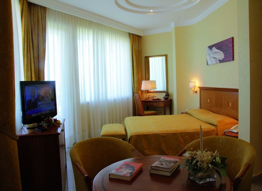 Hotel Tirreno Parghelia Habitación foto