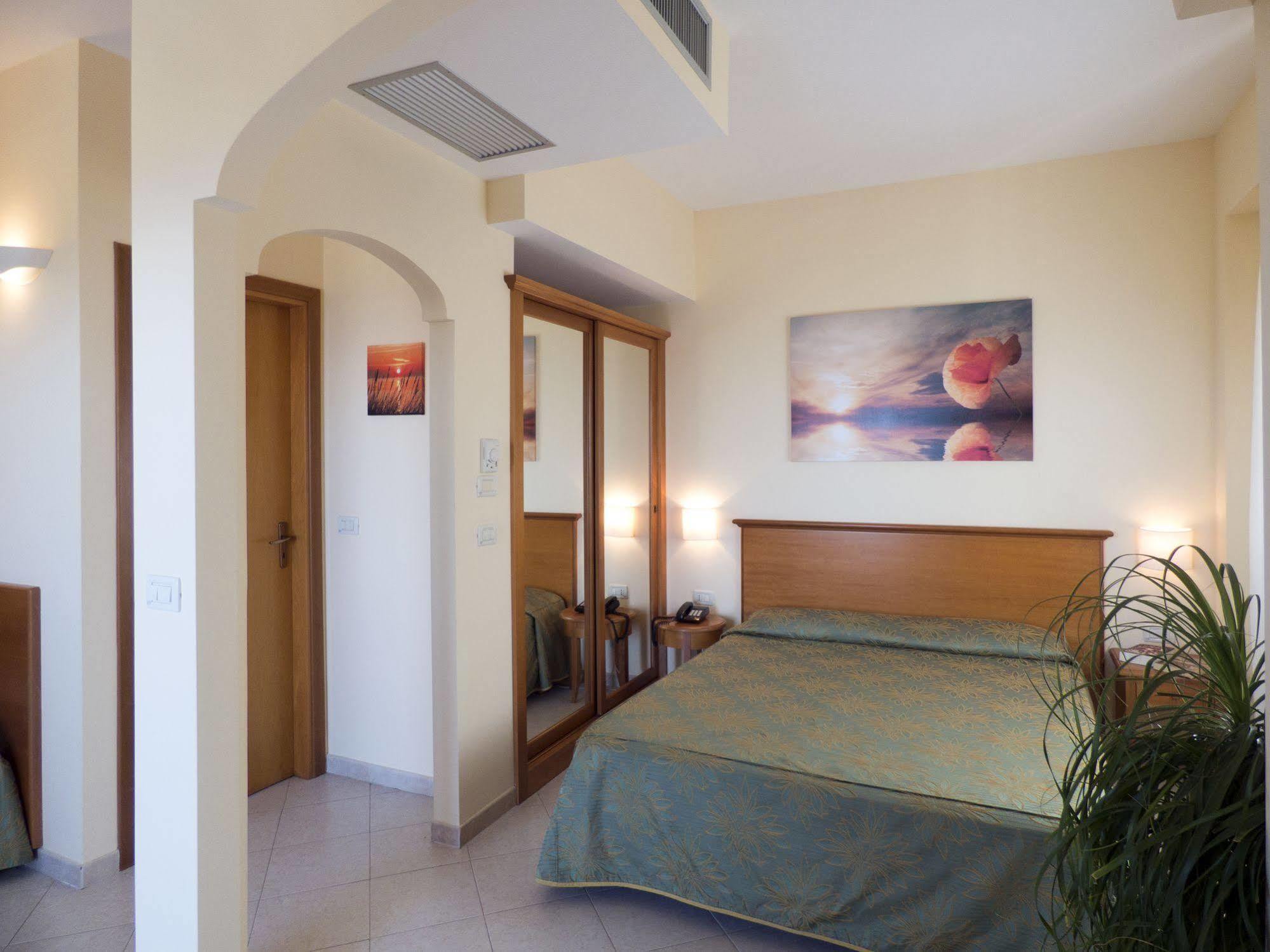 Hotel Tirreno Parghelia Exterior foto